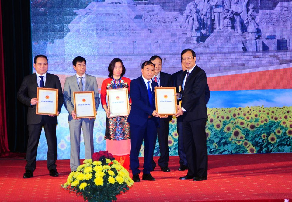 Chủ tịch UBND tỉnh Tuyên Quang Phạm Minh Huấn trao Giấy chứng nhận đầu tư cho các doanh nghiệp